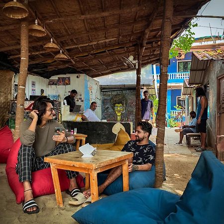 12 Monks - Beachside Hostel อารัมบล ภายนอก รูปภาพ