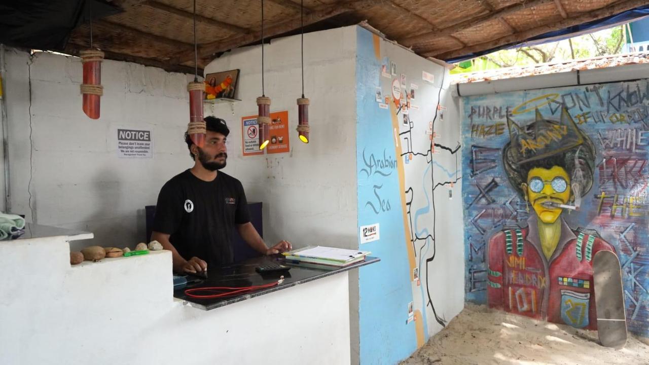 12 Monks - Beachside Hostel อารัมบล ภายนอก รูปภาพ