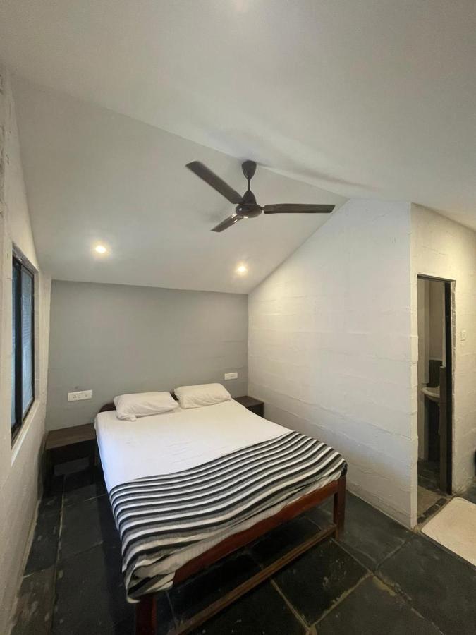 12 Monks - Beachside Hostel อารัมบล ภายนอก รูปภาพ