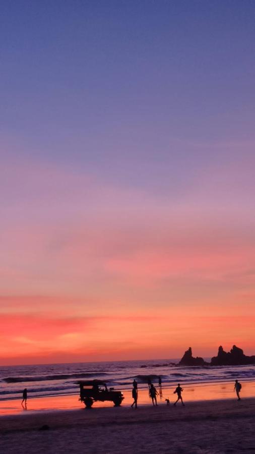 12 Monks - Beachside Hostel อารัมบล ภายนอก รูปภาพ