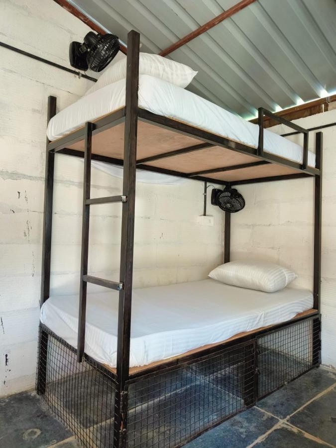12 Monks - Beachside Hostel อารัมบล ภายนอก รูปภาพ