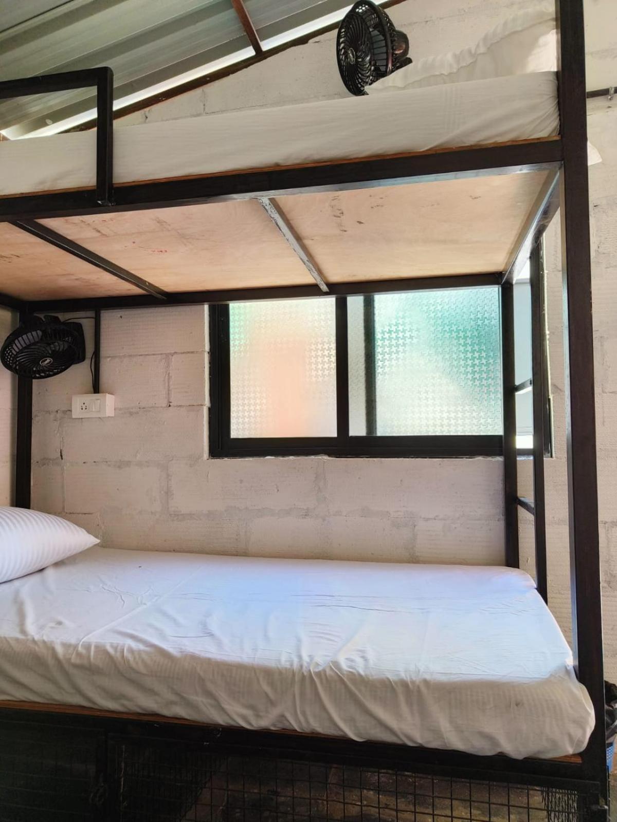 12 Monks - Beachside Hostel อารัมบล ภายนอก รูปภาพ
