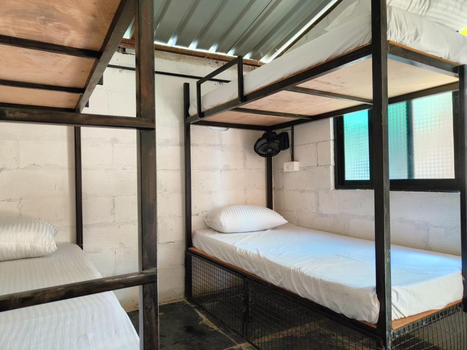 12 Monks - Beachside Hostel อารัมบล ภายนอก รูปภาพ