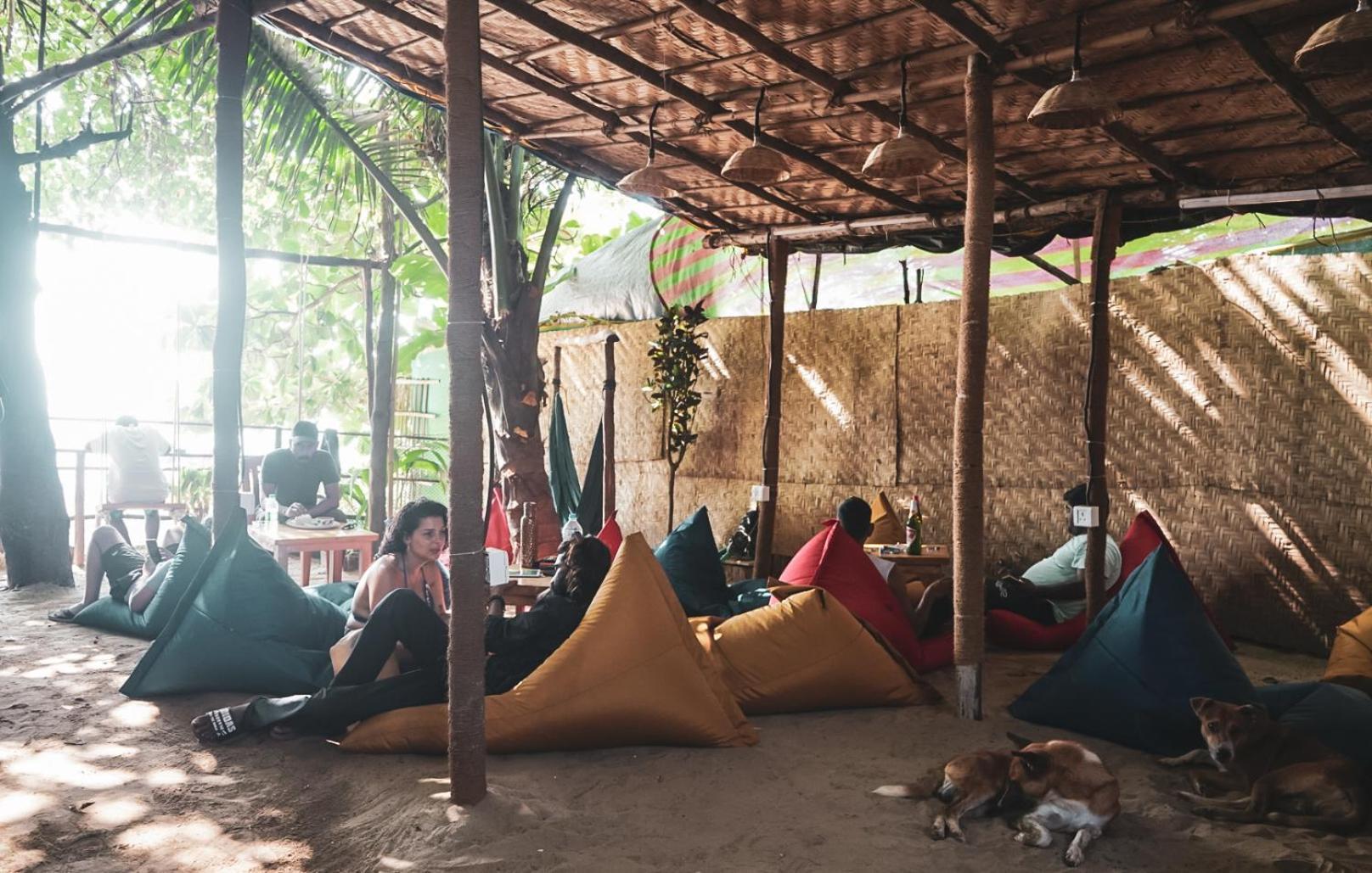 12 Monks - Beachside Hostel อารัมบล ภายนอก รูปภาพ