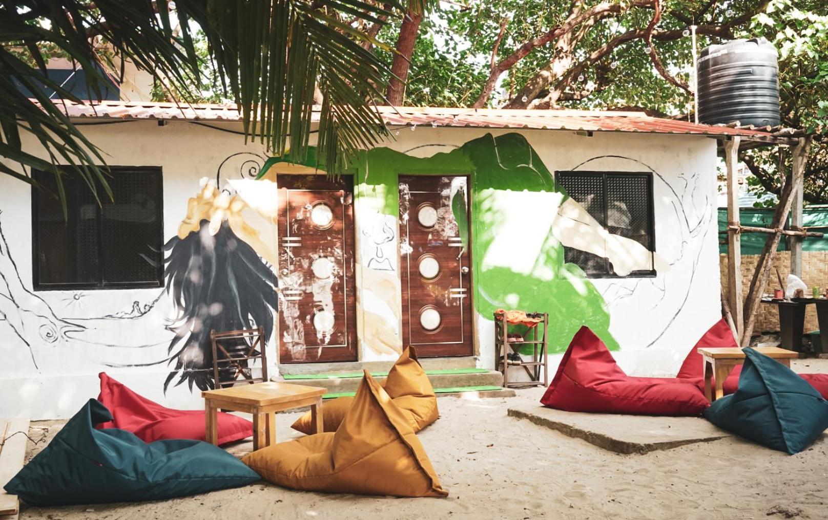12 Monks - Beachside Hostel อารัมบล ภายนอก รูปภาพ