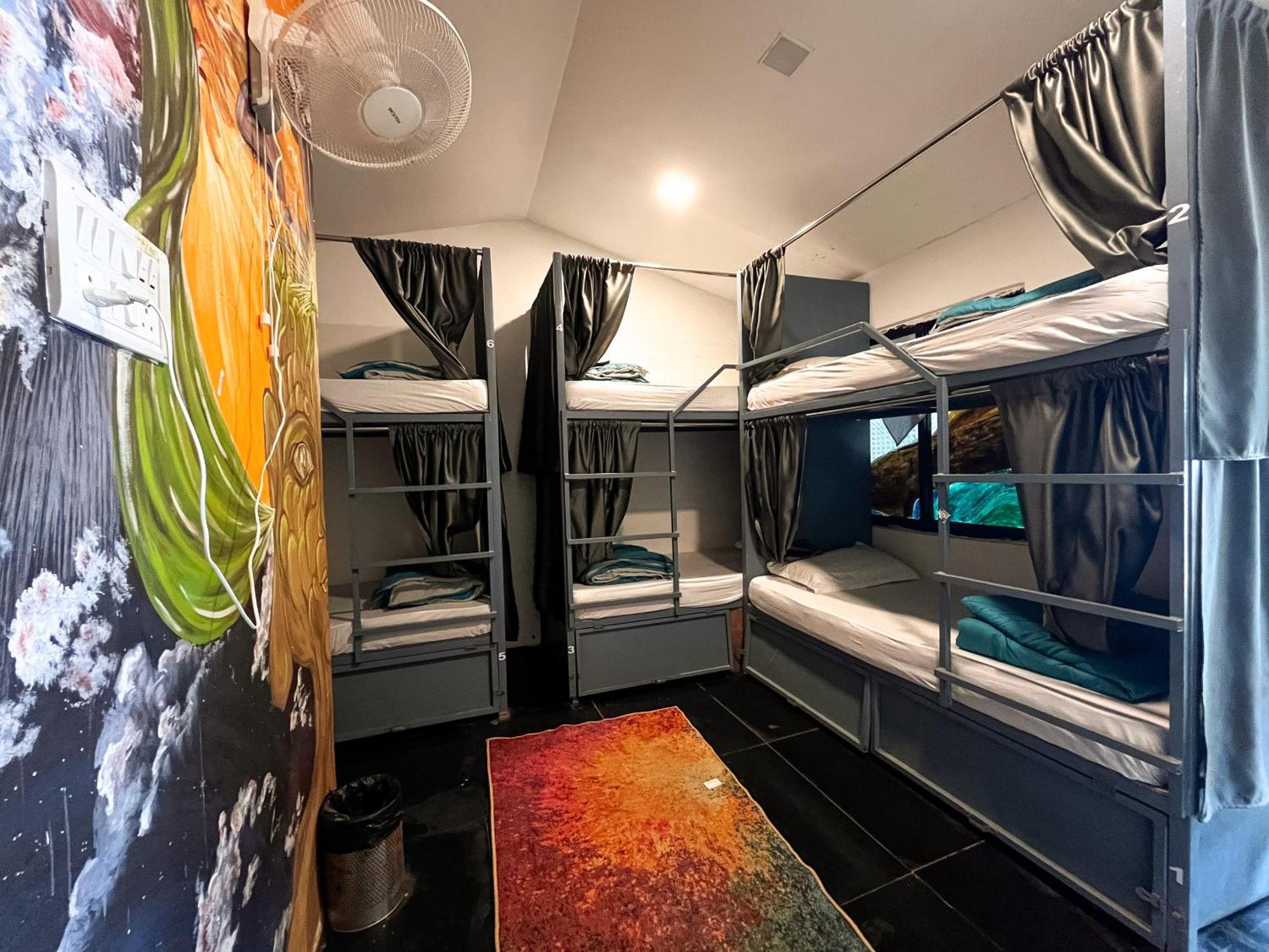 12 Monks - Beachside Hostel อารัมบล ภายนอก รูปภาพ