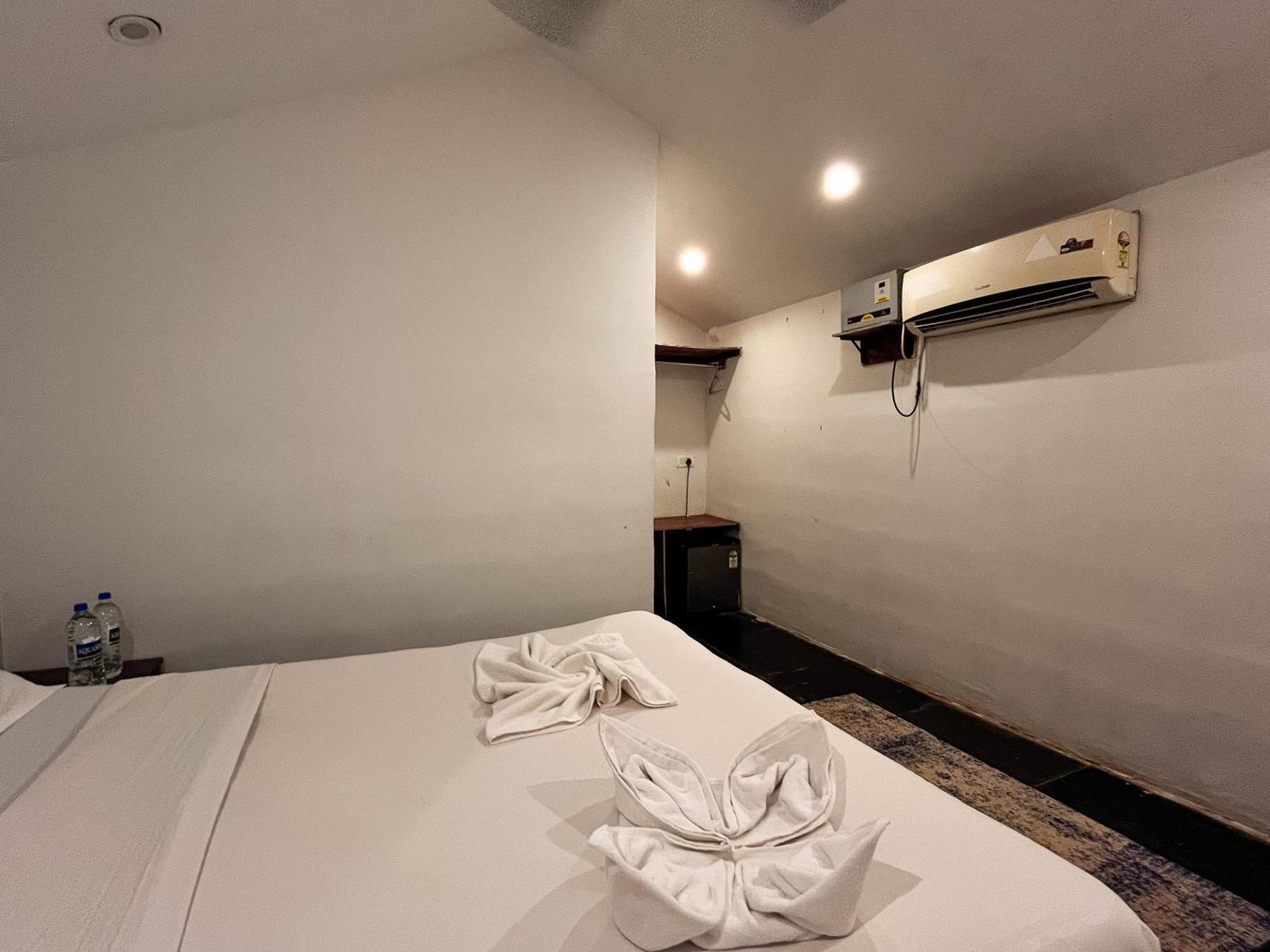 12 Monks - Beachside Hostel อารัมบล ภายนอก รูปภาพ