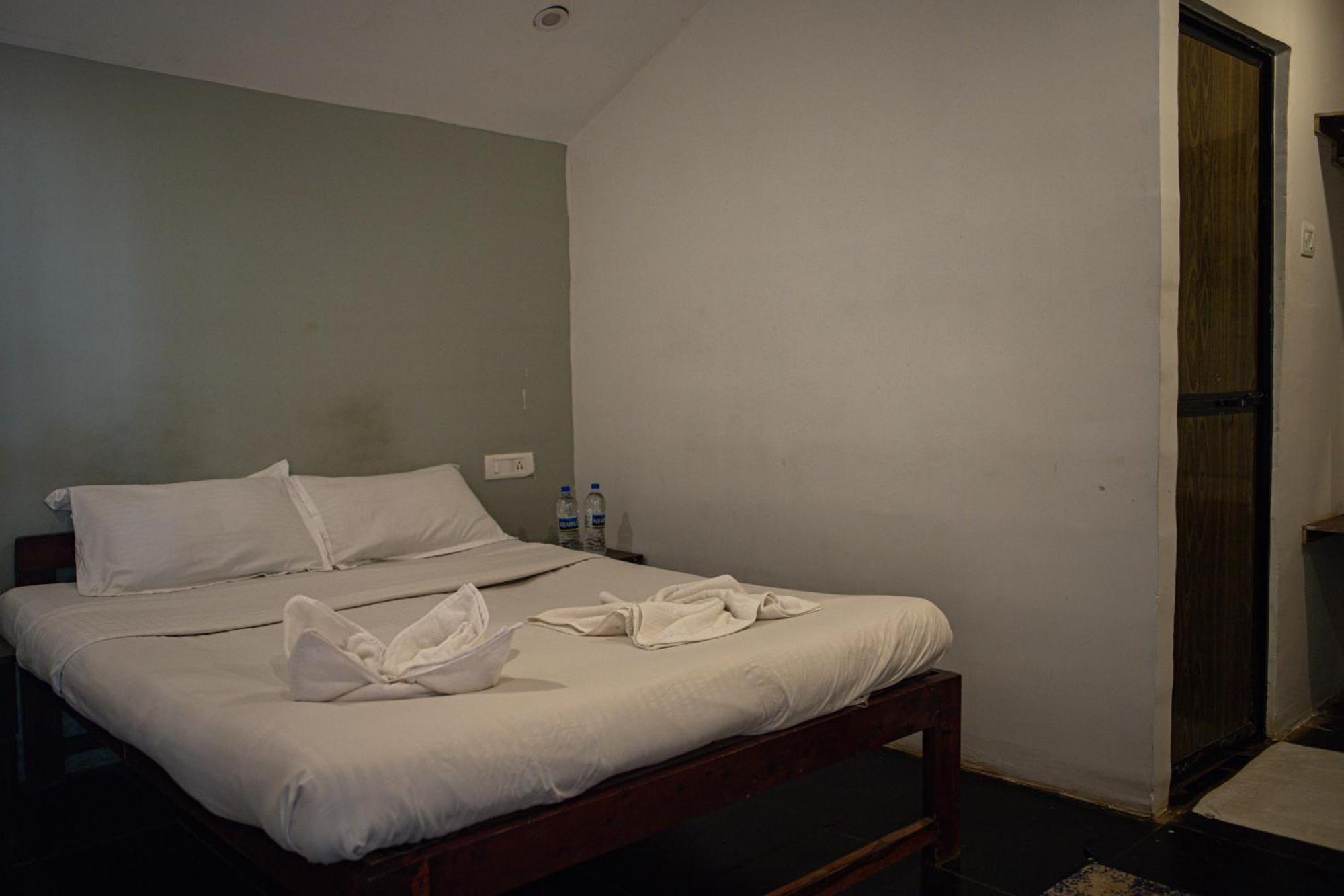 12 Monks - Beachside Hostel อารัมบล ภายนอก รูปภาพ
