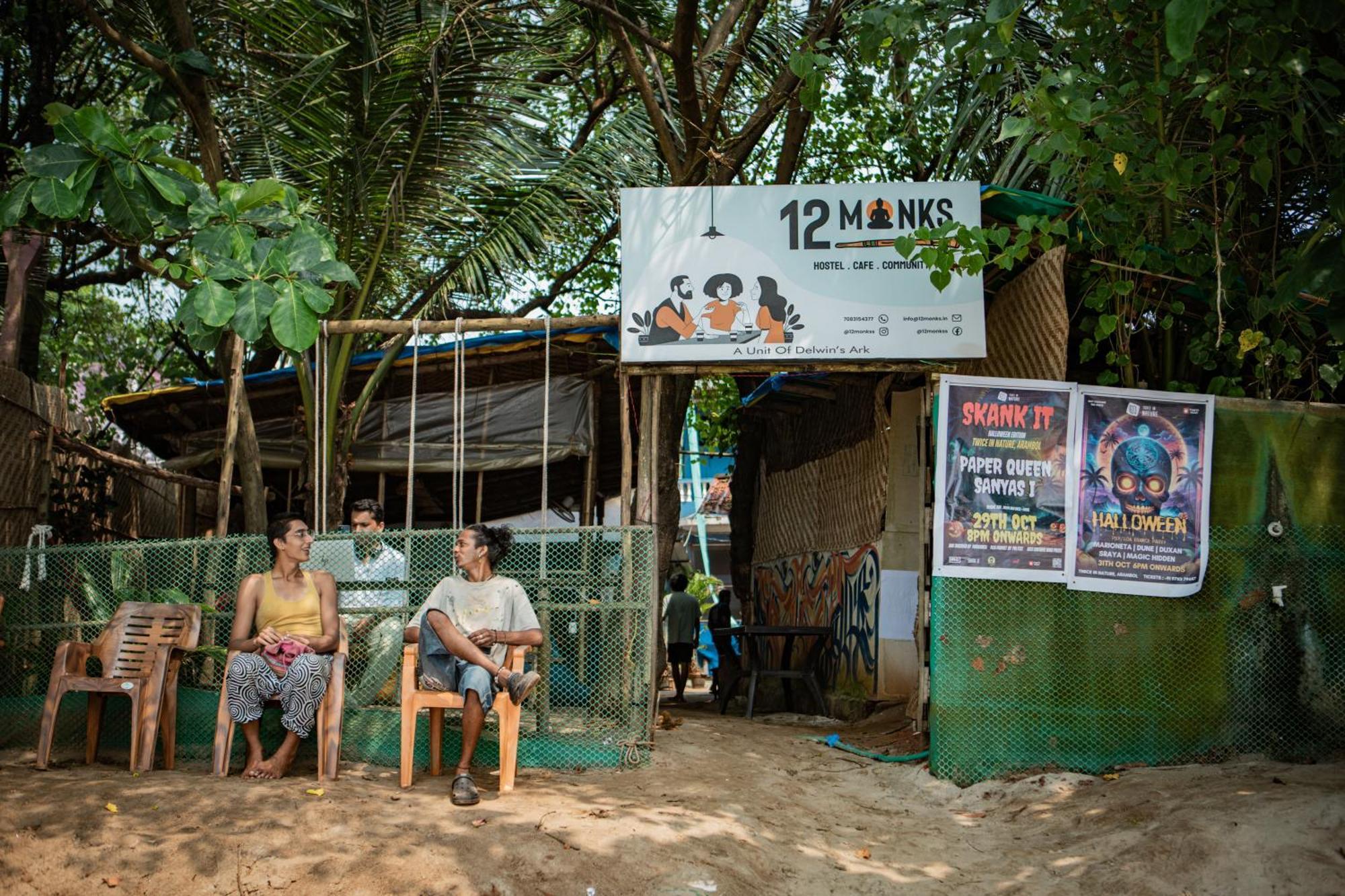 12 Monks - Beachside Hostel อารัมบล ภายนอก รูปภาพ