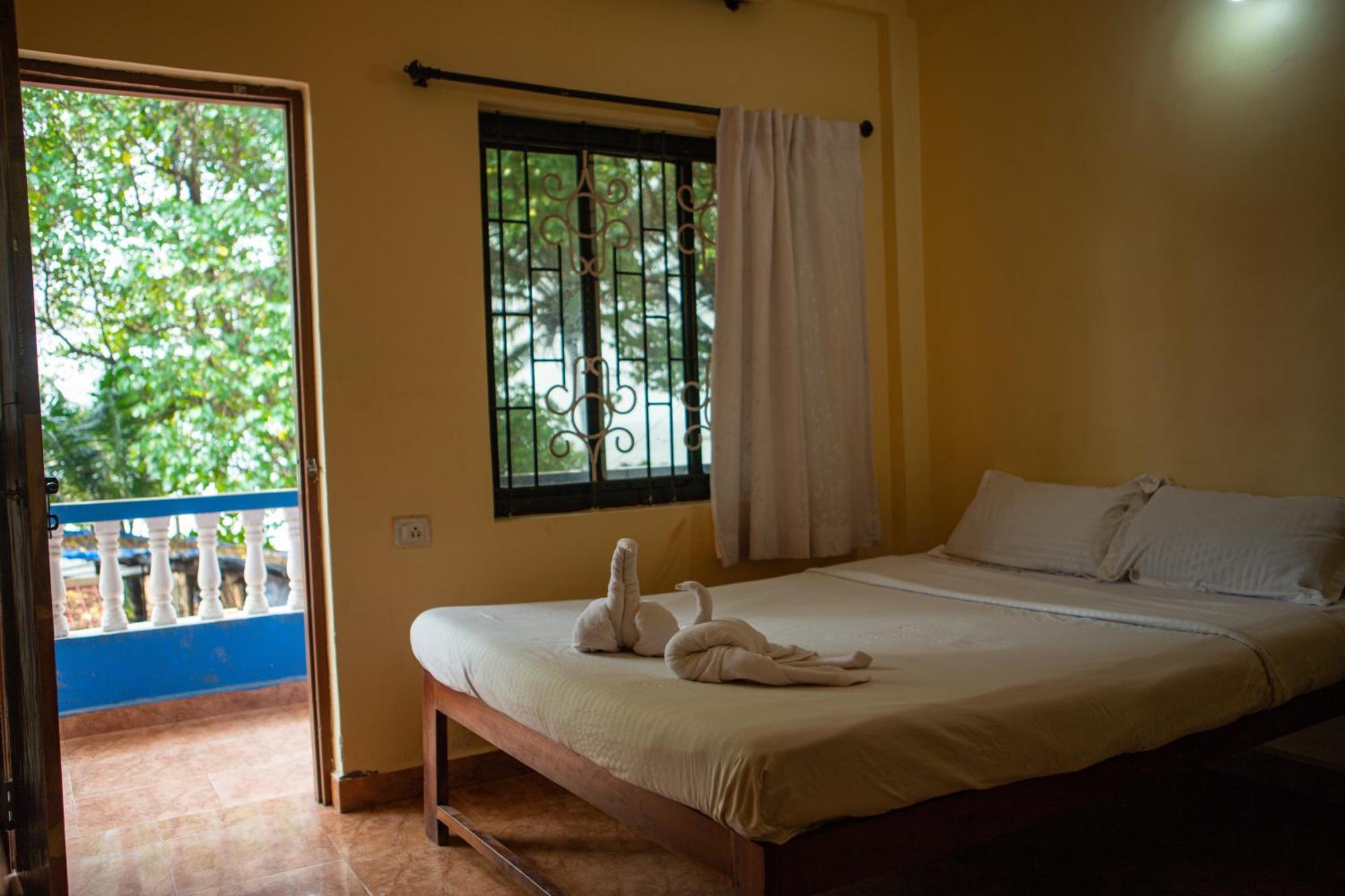 12 Monks - Beachside Hostel อารัมบล ภายนอก รูปภาพ