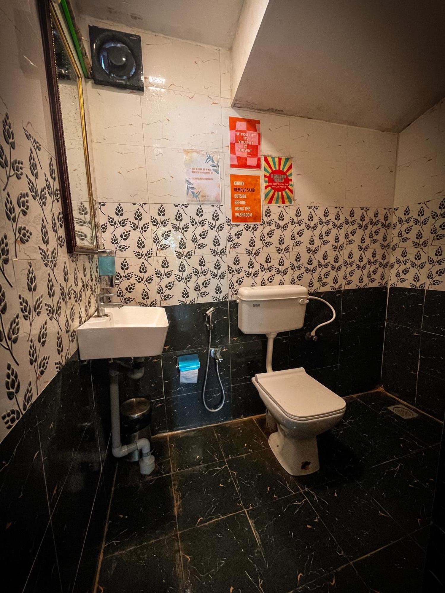 12 Monks - Beachside Hostel อารัมบล ภายนอก รูปภาพ