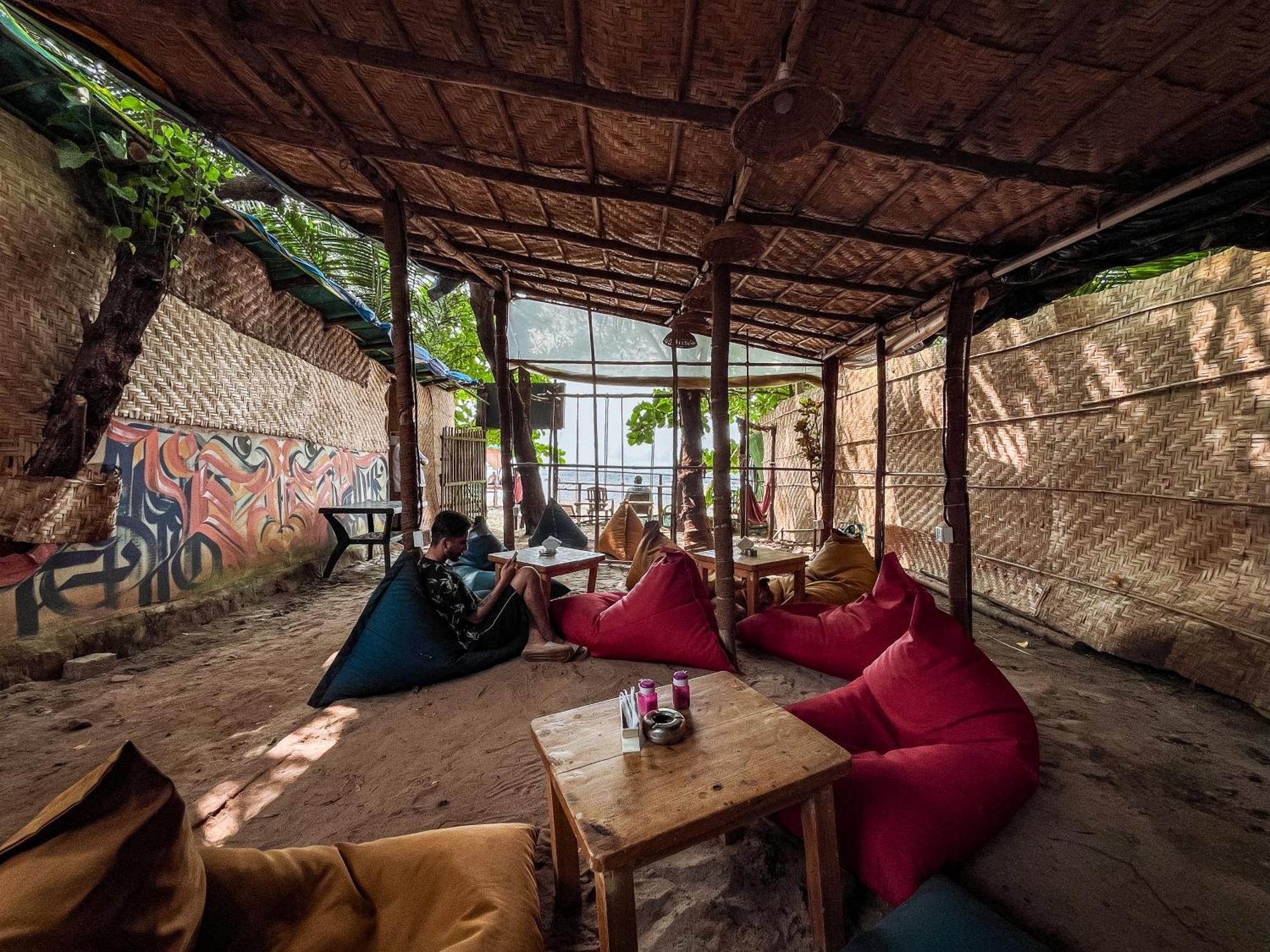 12 Monks - Beachside Hostel อารัมบล ภายนอก รูปภาพ