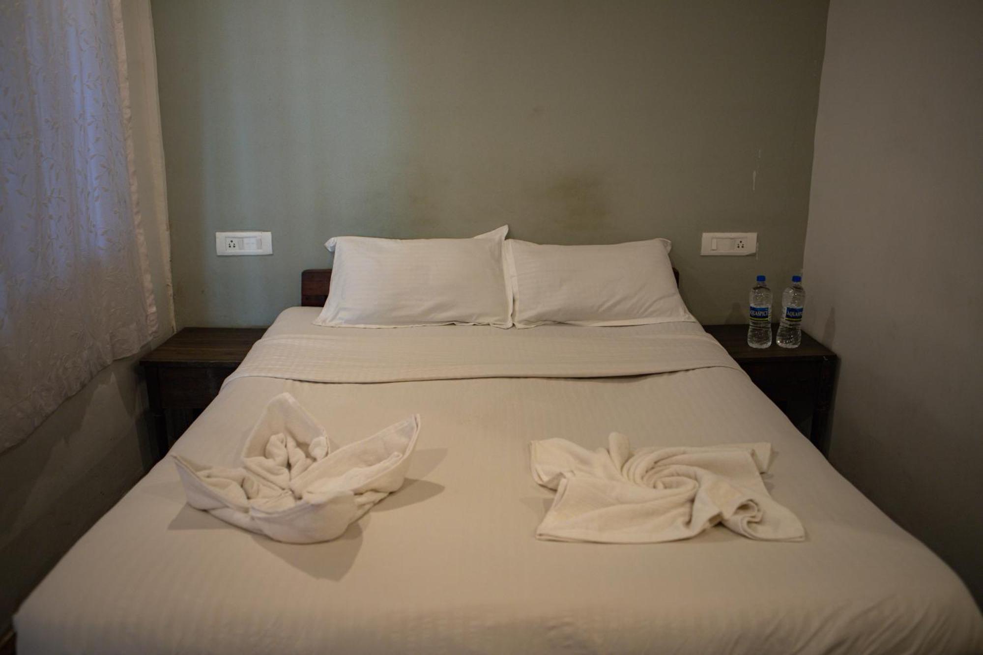12 Monks - Beachside Hostel อารัมบล ภายนอก รูปภาพ