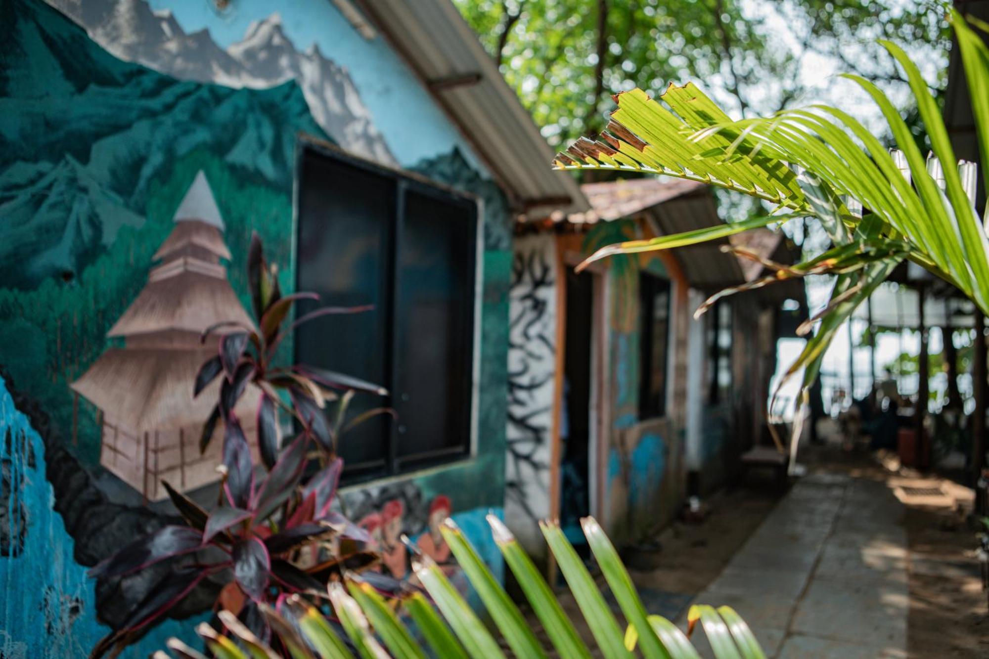 12 Monks - Beachside Hostel อารัมบล ภายนอก รูปภาพ