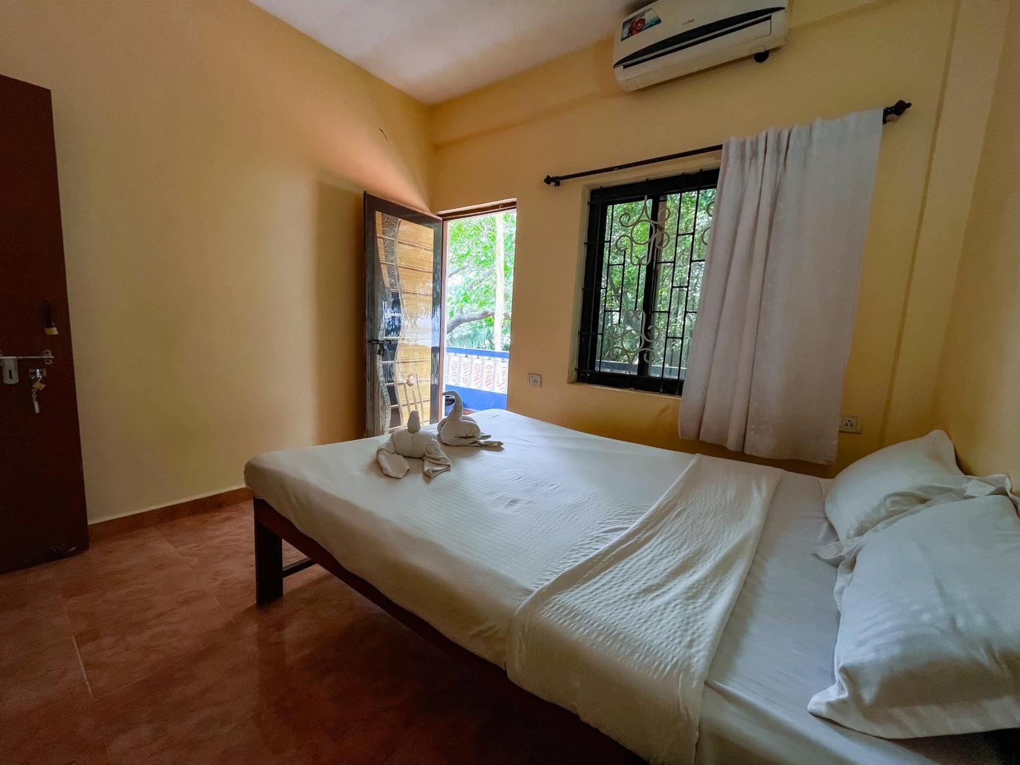 12 Monks - Beachside Hostel อารัมบล ภายนอก รูปภาพ