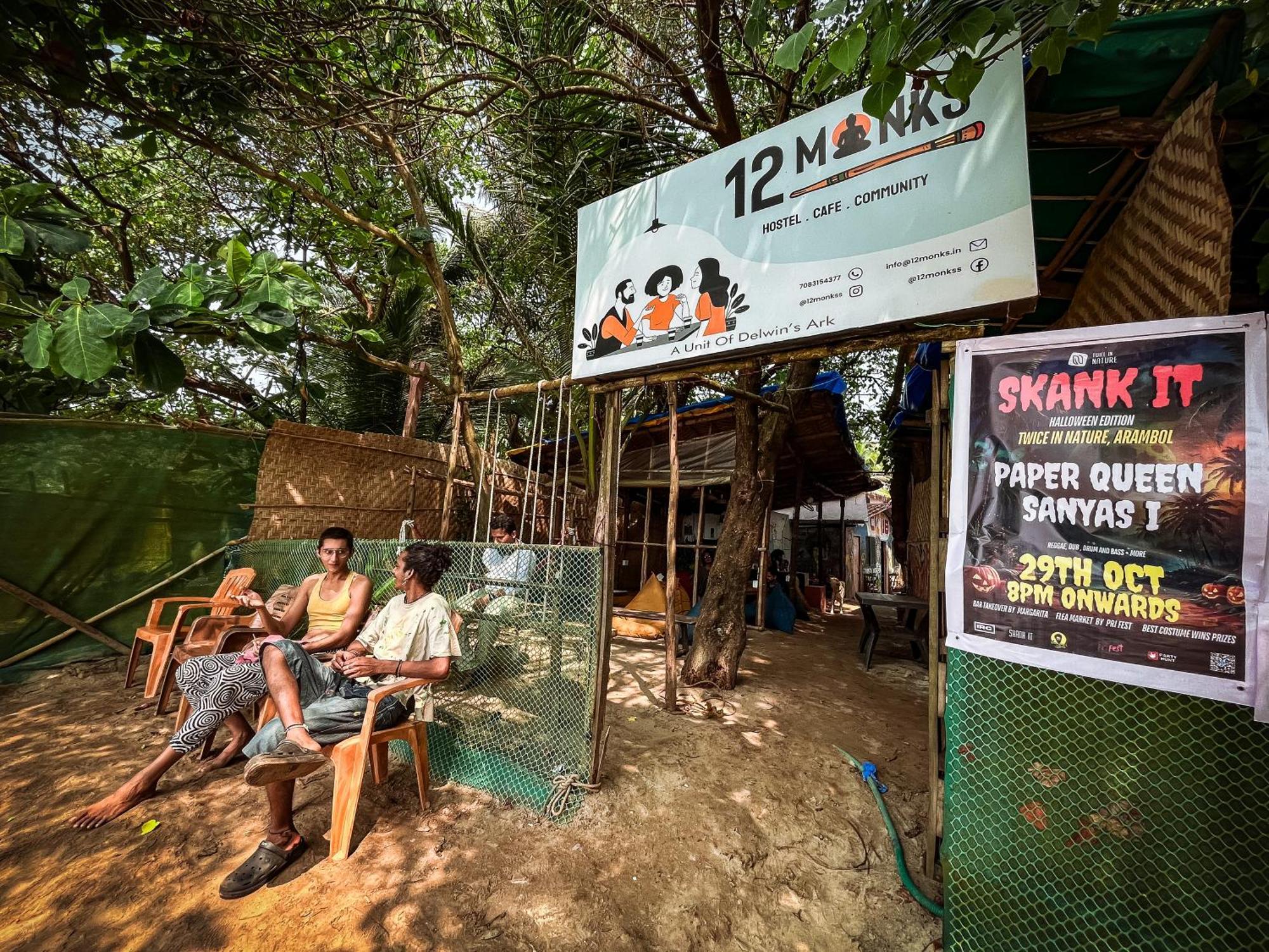 12 Monks - Beachside Hostel อารัมบล ภายนอก รูปภาพ