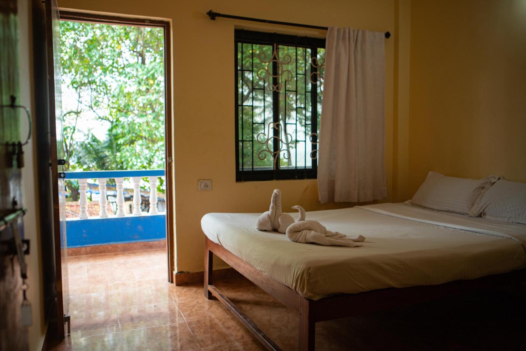12 Monks - Beachside Hostel อารัมบล ภายนอก รูปภาพ