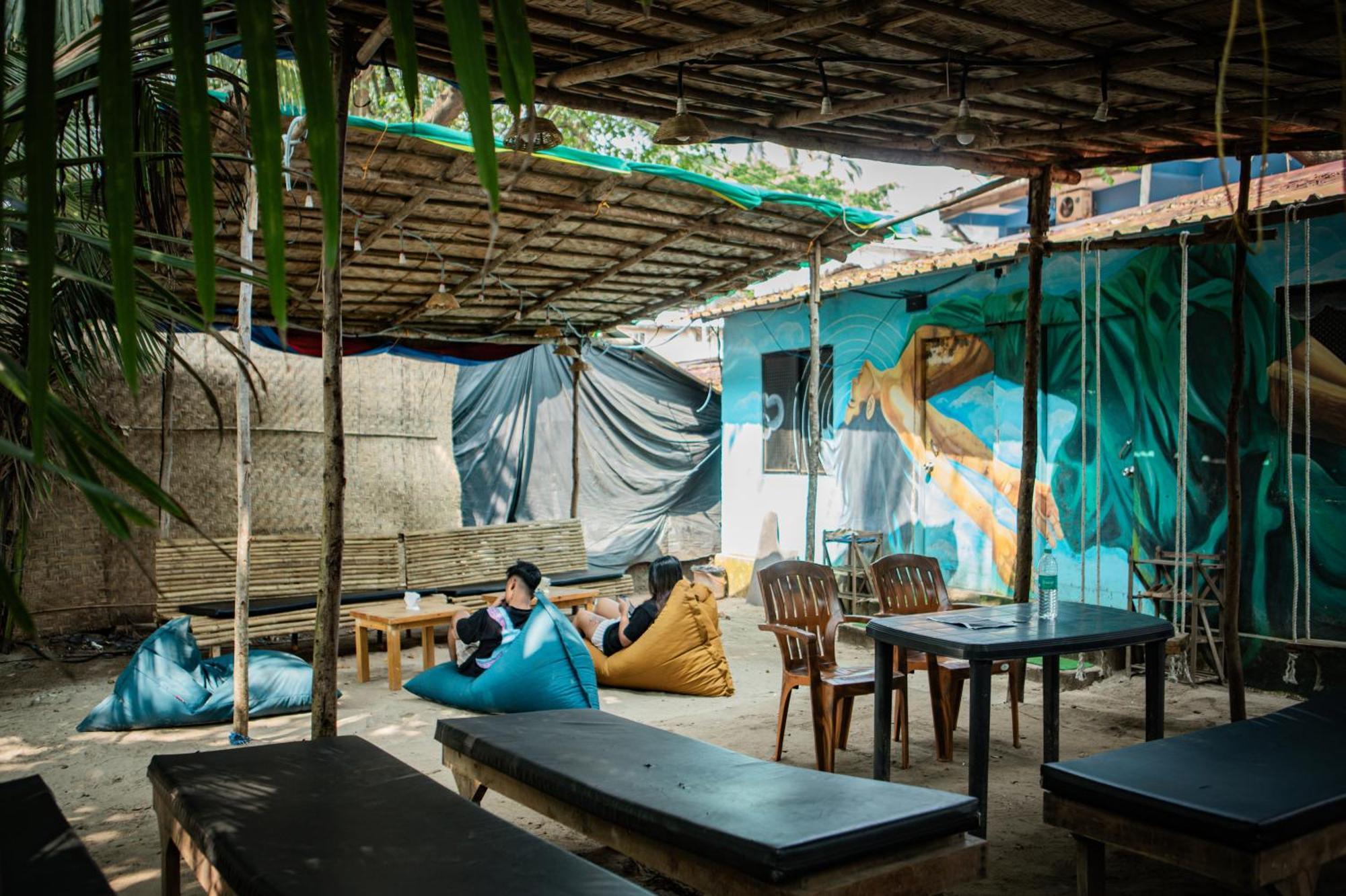 12 Monks - Beachside Hostel อารัมบล ภายนอก รูปภาพ