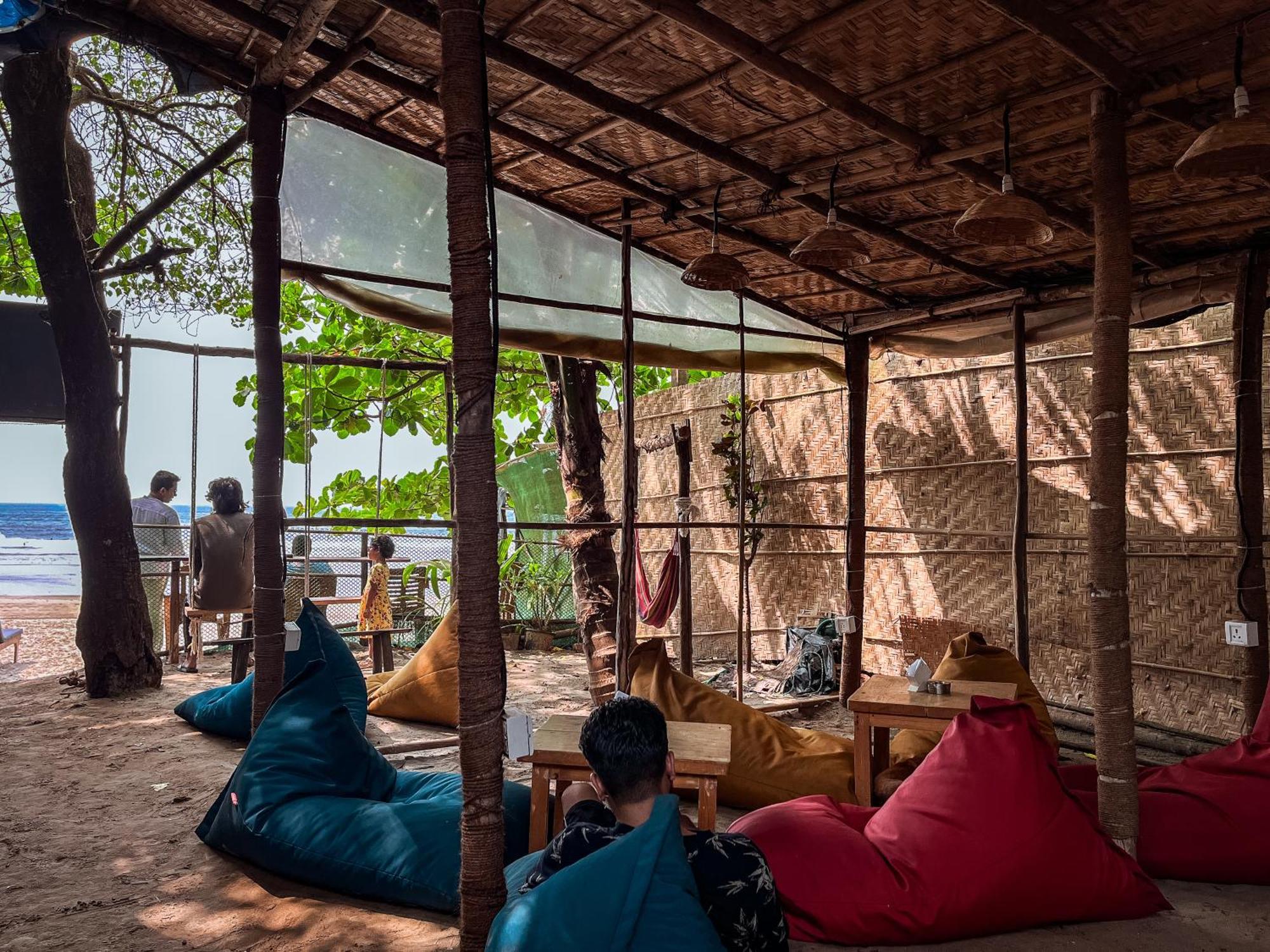 12 Monks - Beachside Hostel อารัมบล ภายนอก รูปภาพ