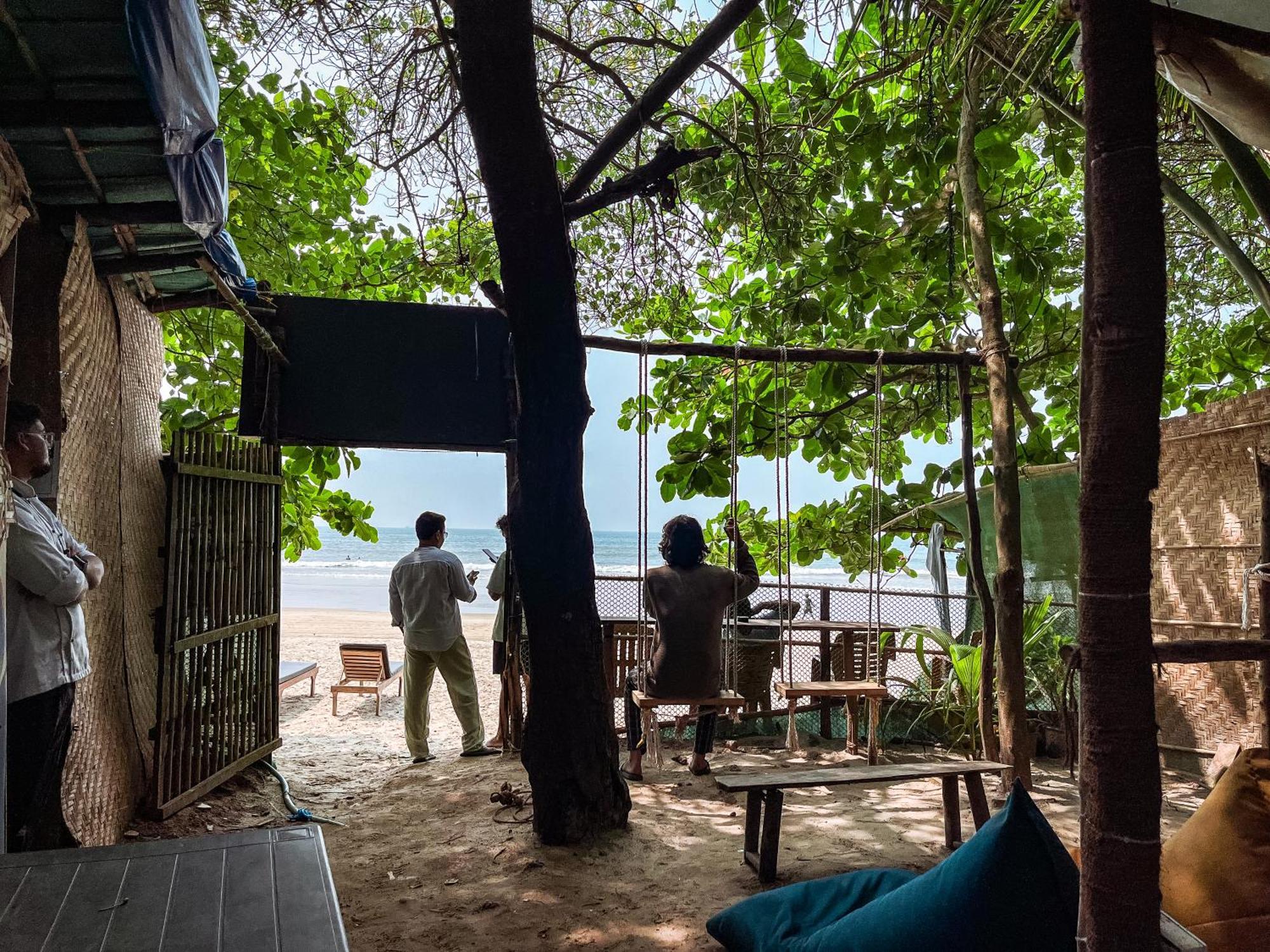 12 Monks - Beachside Hostel อารัมบล ภายนอก รูปภาพ