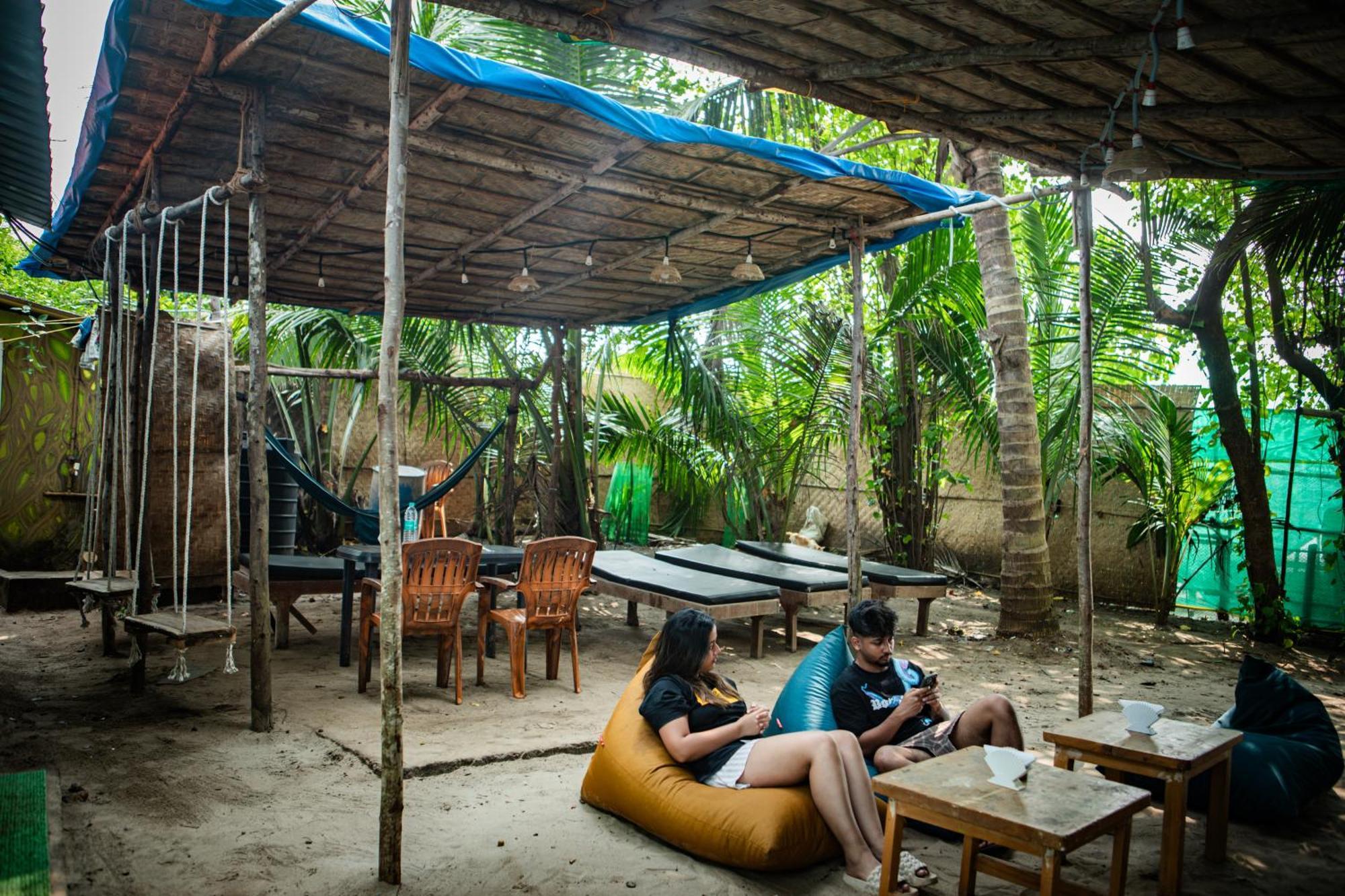 12 Monks - Beachside Hostel อารัมบล ภายนอก รูปภาพ